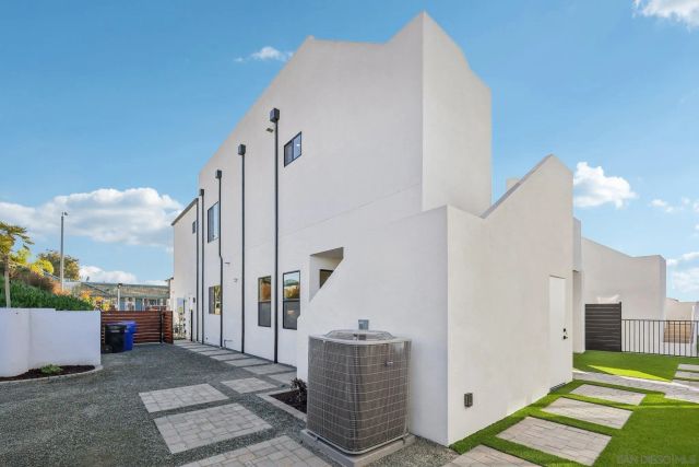 1860 Illion, San Diego, CA 92110