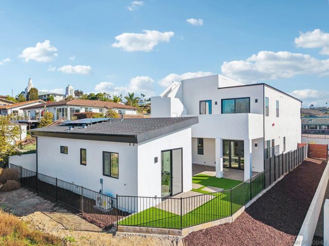 1860 Illion, San Diego, CA 92110