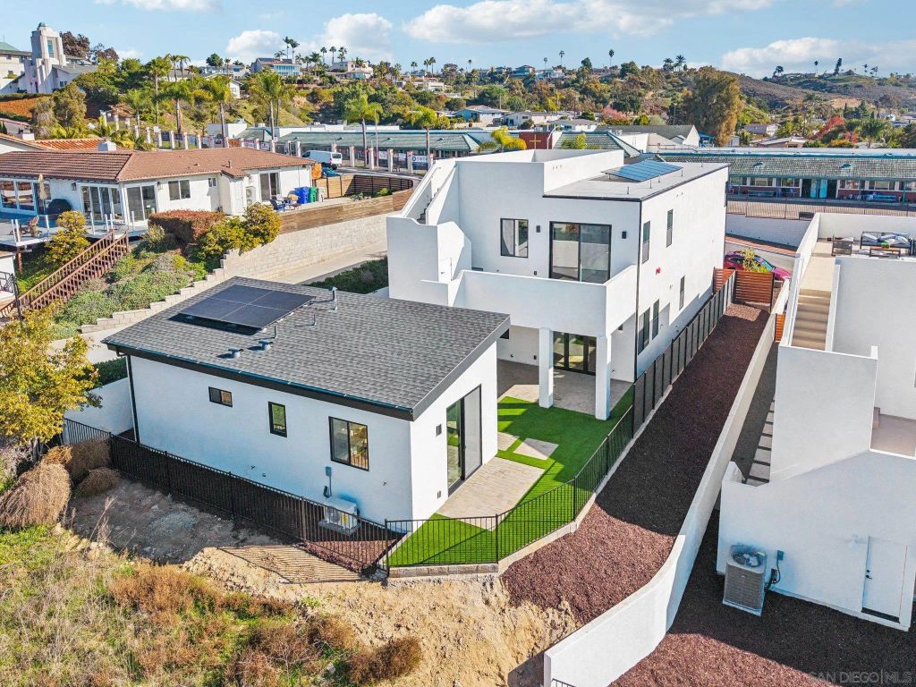 1860 Illion, San Diego, CA 92110