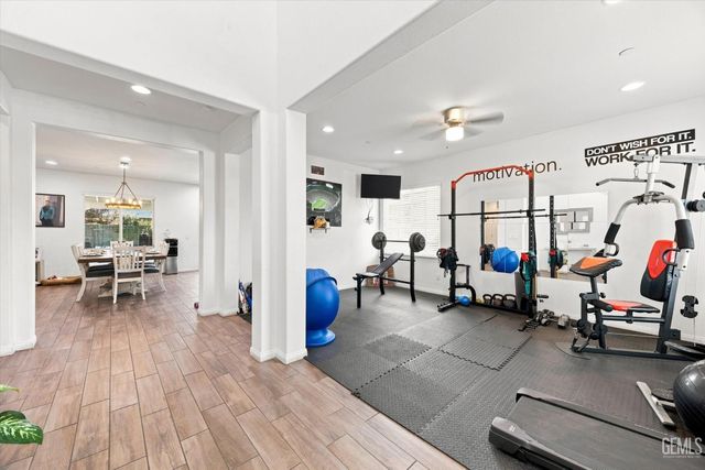 5101 Gleaming Gem Way, Bakersfield, CA 93313
