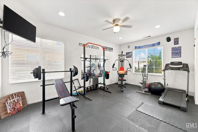 5101 Gleaming Gem Way, Bakersfield, CA 93313