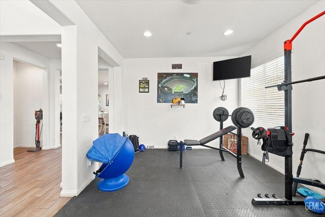 5101 Gleaming Gem Way, Bakersfield, CA 93313