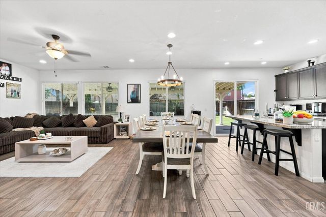 5101 Gleaming Gem Way, Bakersfield, CA 93313