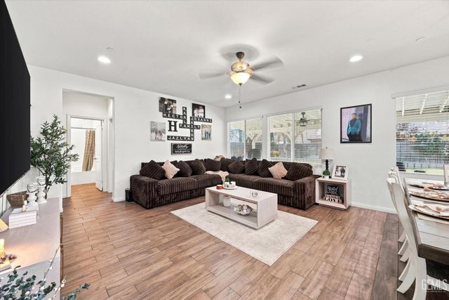 5101 Gleaming Gem Way, Bakersfield, CA 93313
