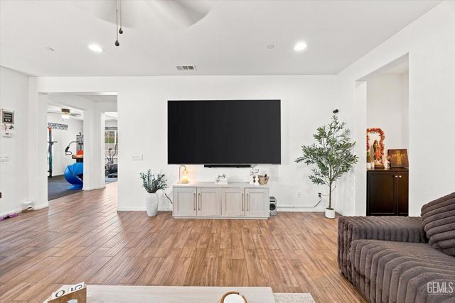5101 Gleaming Gem Way, Bakersfield, CA 93313