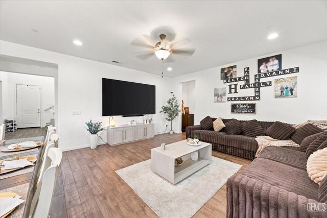 5101 Gleaming Gem Way, Bakersfield, CA 93313