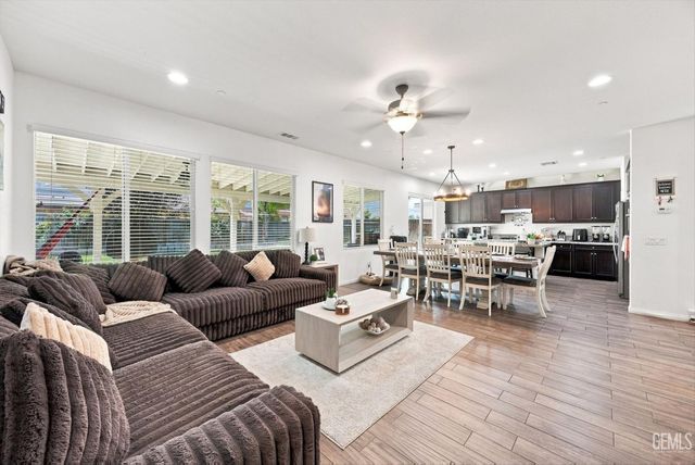 5101 Gleaming Gem Way, Bakersfield, CA 93313