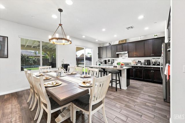 5101 Gleaming Gem Way, Bakersfield, CA 93313
