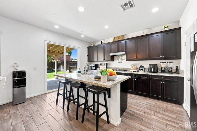 5101 Gleaming Gem Way, Bakersfield, CA 93313