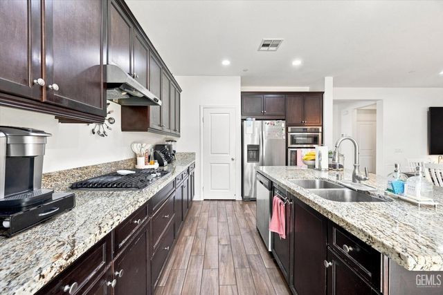 5101 Gleaming Gem Way, Bakersfield, CA 93313