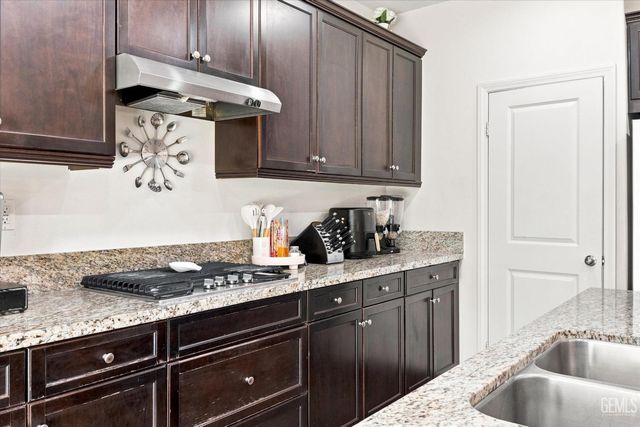 5101 Gleaming Gem Way, Bakersfield, CA 93313