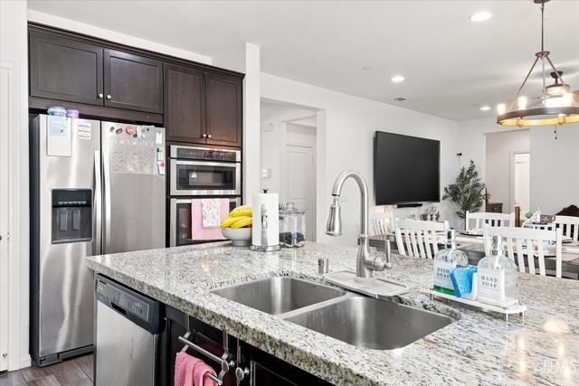 5101 Gleaming Gem Way, Bakersfield, CA 93313