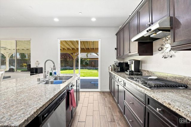 5101 Gleaming Gem Way, Bakersfield, CA 93313