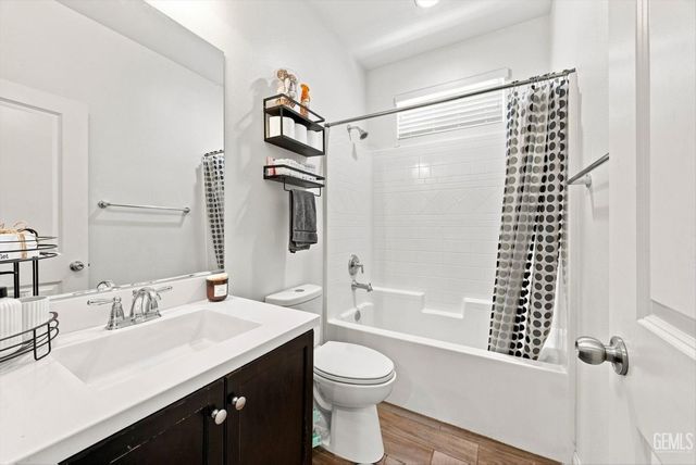 5101 Gleaming Gem Way, Bakersfield, CA 93313