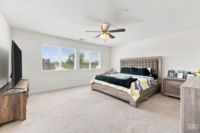5101 Gleaming Gem Way, Bakersfield, CA 93313