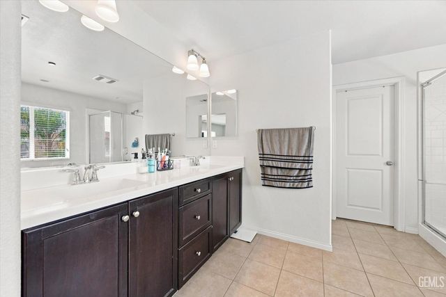 5101 Gleaming Gem Way, Bakersfield, CA 93313
