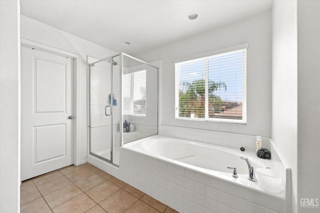 5101 Gleaming Gem Way, Bakersfield, CA 93313