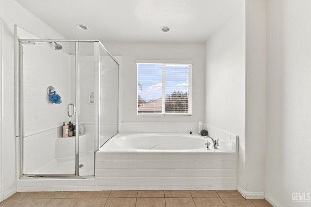5101 Gleaming Gem Way, Bakersfield, CA 93313