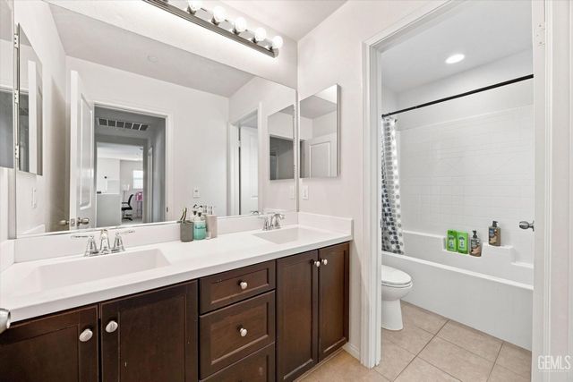 5101 Gleaming Gem Way, Bakersfield, CA 93313