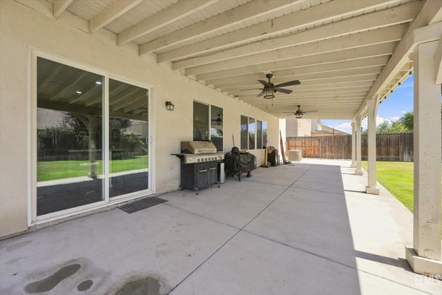 5101 Gleaming Gem Way, Bakersfield, CA 93313