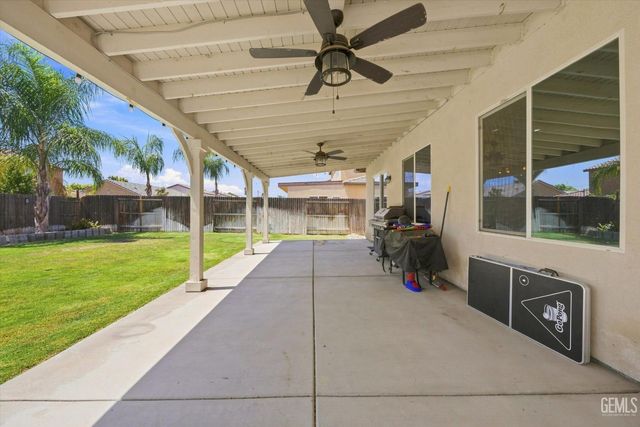5101 Gleaming Gem Way, Bakersfield, CA 93313