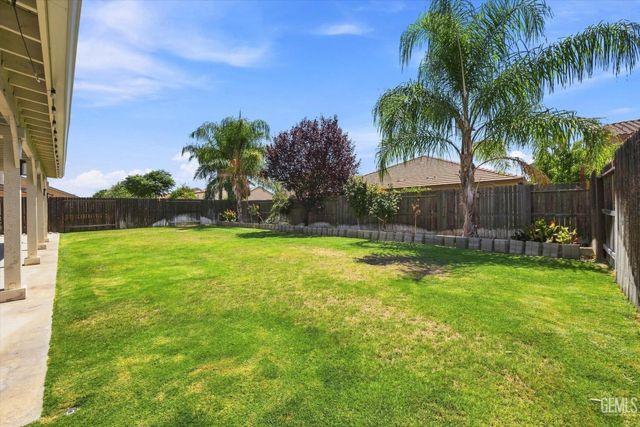 5101 Gleaming Gem Way, Bakersfield, CA 93313