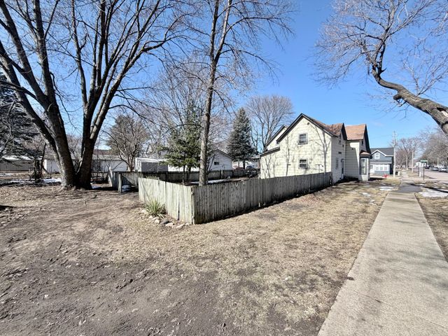 46 2nd Street NE, Madelia, MN 56062