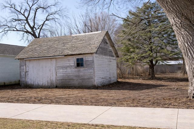 46 2nd Street NE, Madelia, MN 56062