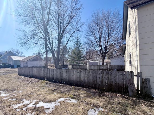 46 2nd Street NE, Madelia, MN 56062