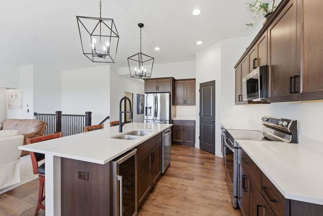 6216 Deere Creek Lane, Davenport, IA 52807