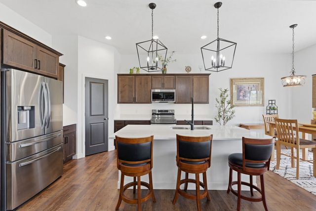 6216 Deere Creek Lane, Davenport, IA 52807