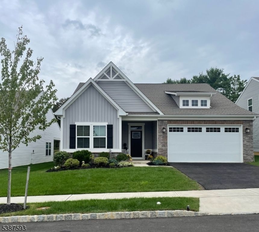 3 Coopers Hawk Ct, Washington Twp., NJ 07882