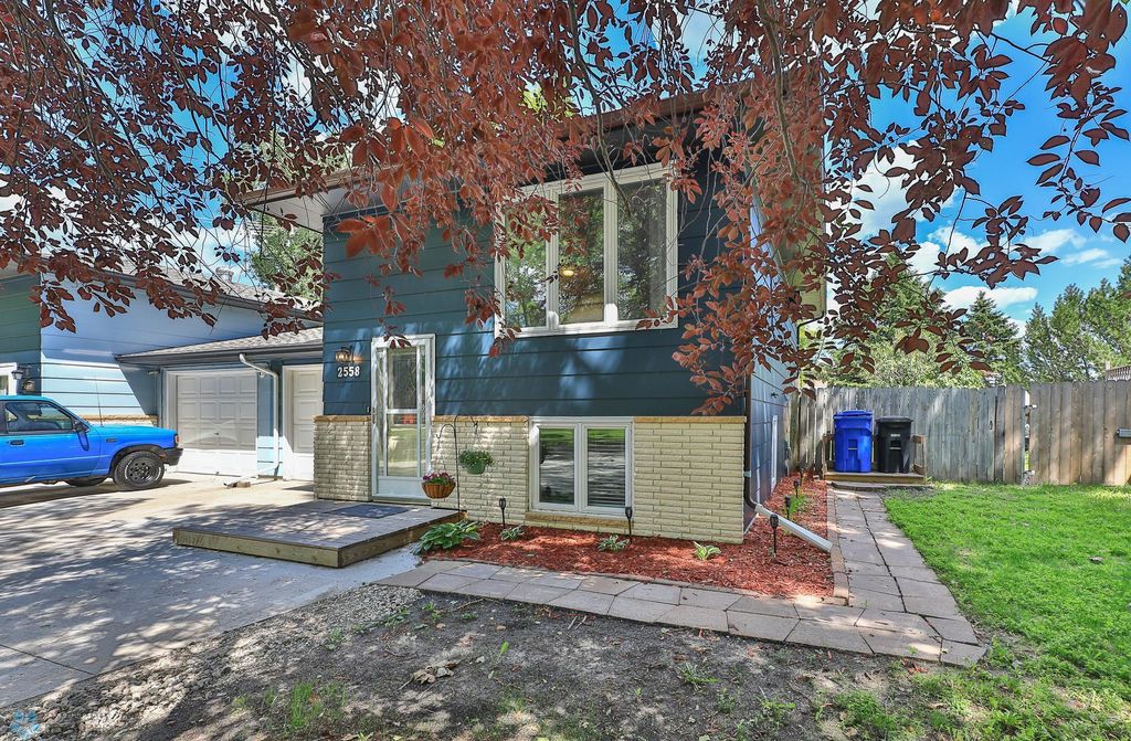 2558 Arrowhead Road S, Fargo, ND 58103