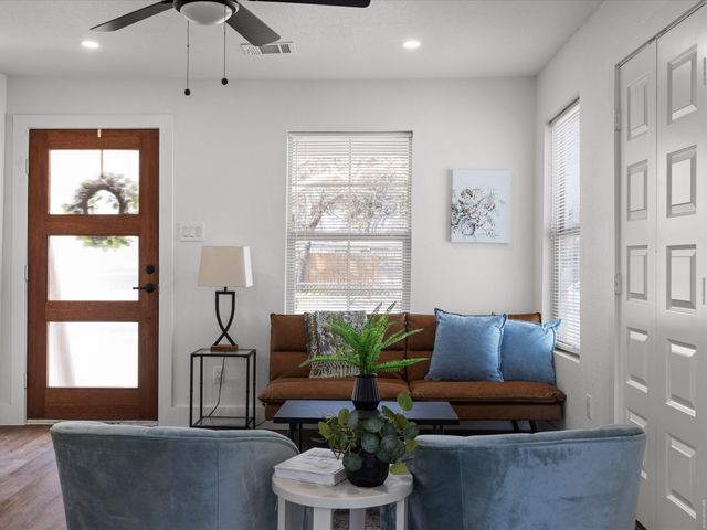 609 S Ayers Avenue, Fort Worth, TX 76103