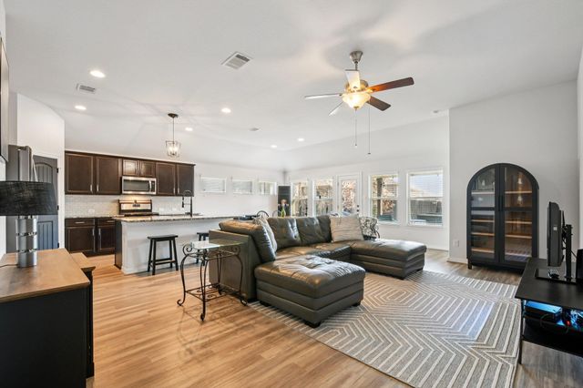 127 Firethorn DR, Buda, TX 78610