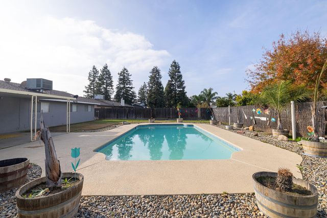 2414 E Paradise Avenue, Visalia, CA 93292