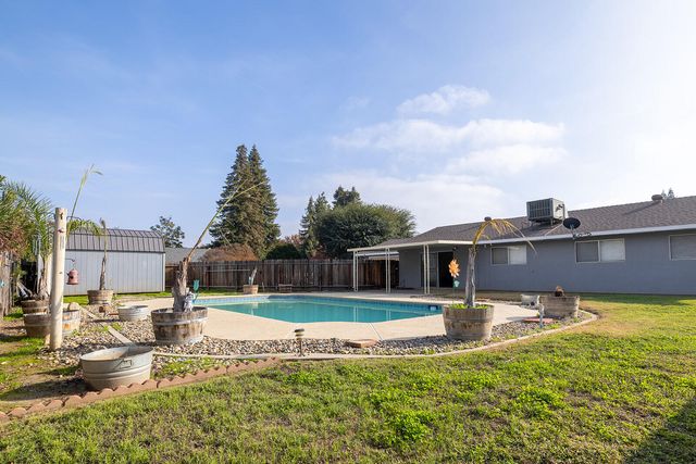 2414 E Paradise Avenue, Visalia, CA 93292