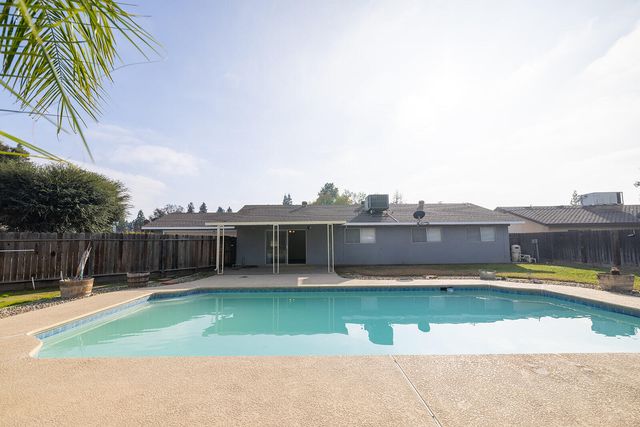 2414 E Paradise Avenue, Visalia, CA 93292