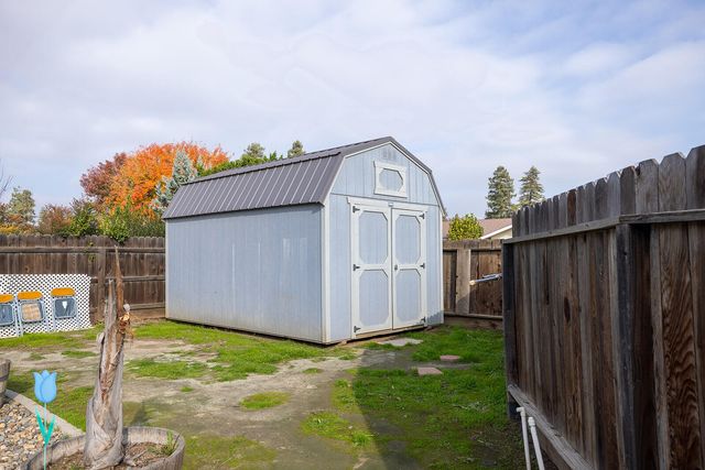 2414 E Paradise Avenue, Visalia, CA 93292