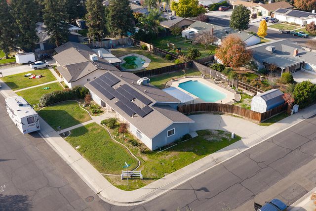 2414 E Paradise Avenue, Visalia, CA 93292