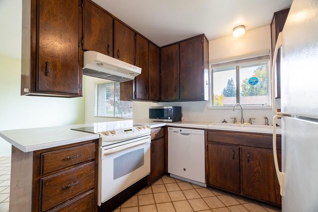 2414 E Paradise Avenue, Visalia, CA 93292