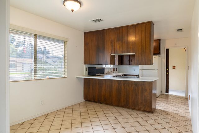 2414 E Paradise Avenue, Visalia, CA 93292