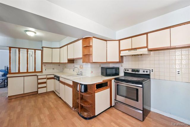7739 Rosedale Boulevard, Allen Park, MI 48101