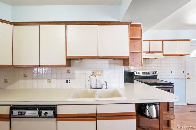 7739 Rosedale Boulevard, Allen Park, MI 48101