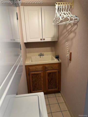 3553 Port Cove Drive 34, Waterford, MI 48328