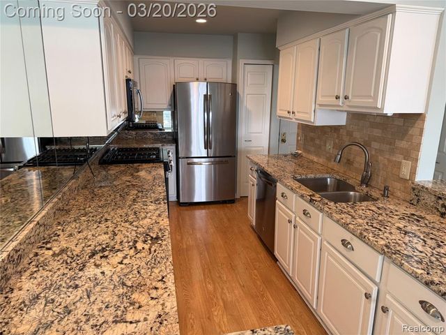 3553 Port Cove Drive 34, Waterford, MI 48328