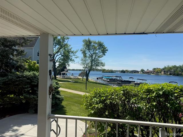 3553 Port Cove Drive 34, Waterford, MI 48328