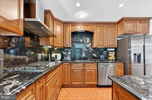 24 BALSAM CT, Lawrenceville, NJ 08648