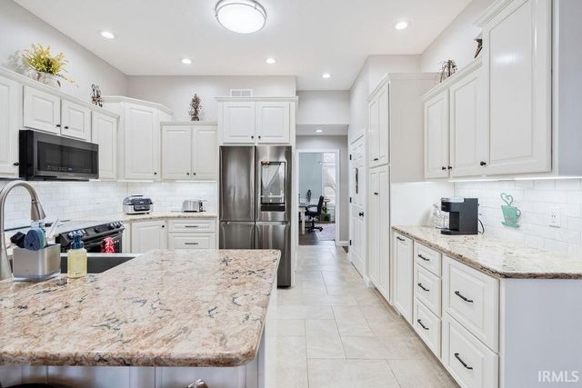 945 MEADOW RUN Court, Russiaville, IN 46979