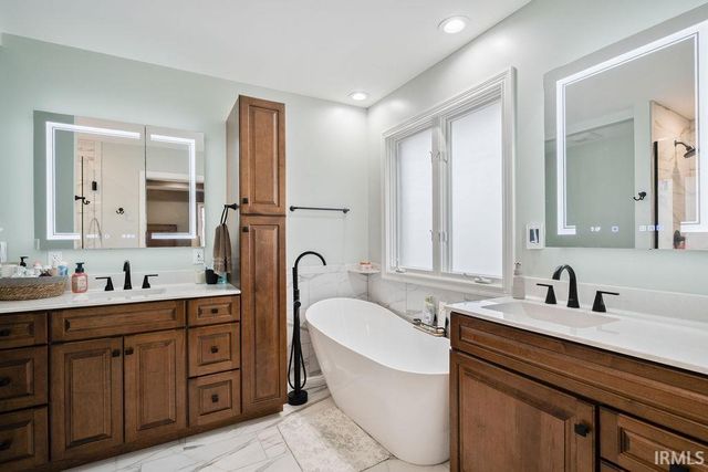 945 MEADOW RUN Court, Russiaville, IN 46979